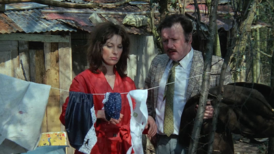 Photo extraite du film "La Fiancée du pirate" : une femme étend son linge