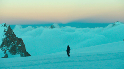 Photo extraite du film "La Montagne" : un alpiniste seul sur un mont enneigé