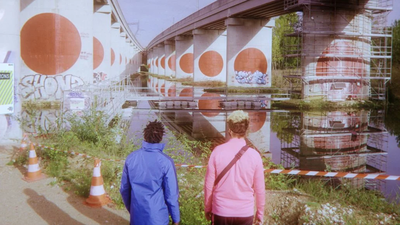 Photo extraite du film "Grand Paris" : deux jeunes devant un paysage urbain