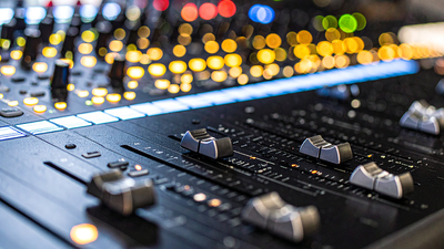 Photo en gros plan d'une table de mixage son.
