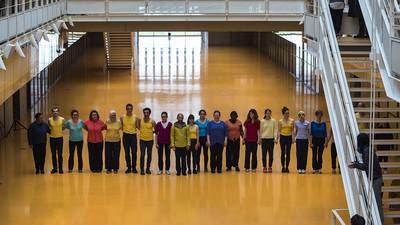 Vingt danseur·euses en ligne, saluent le public.