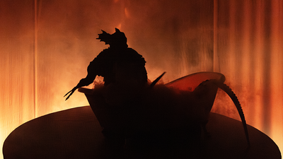 Une créature sous-marine hybride dans une baignoire, sur scène.