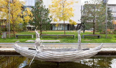 Photo d'une sculpture en fonte de Jean-Marie Appriou : deux personnages dans une barque, installée dans un bassin.